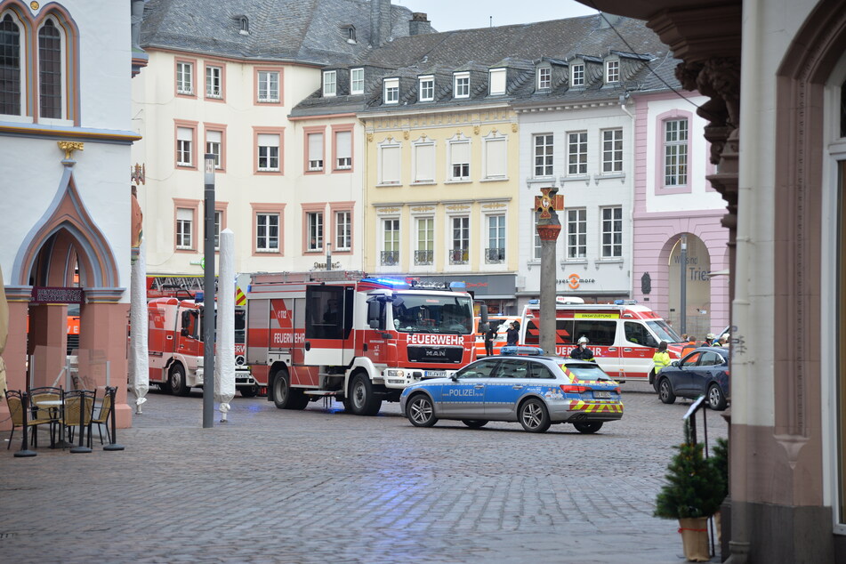 Polizei und Rettungskräfte sind vor Ort in der Fußgängerzone von Trier.