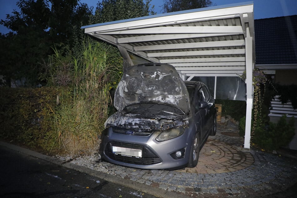 Die Brandserie reißt nicht ab! In Niederwiesa ging in der Nacht auf Freitag ein Auto in Flammen auf!