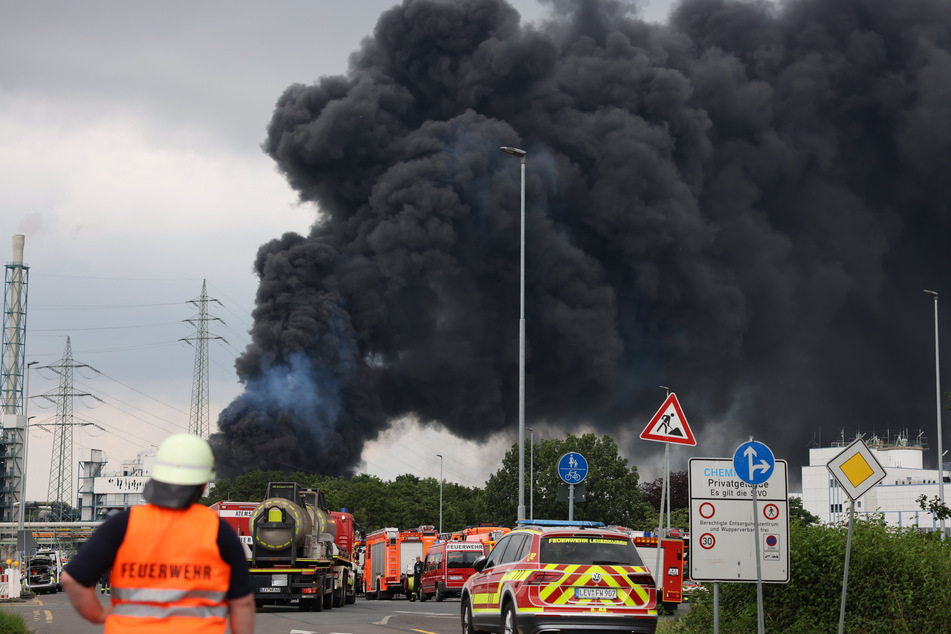 Das NRW-Umweltamt untersucht die Stoffe, die mit der bei der Explosion entstandenen Rauchwolke in umliegende Wohngebiete gelangt waren.