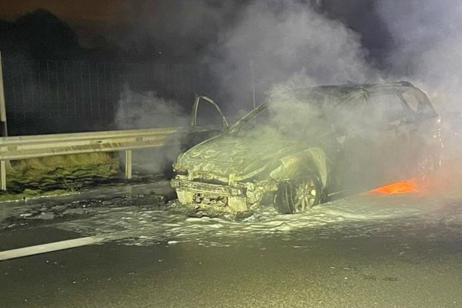 Hyundai brennt auf Autobahn: Fahrer steigt aus, wird abgeholt und lässt Beifahrer zurück