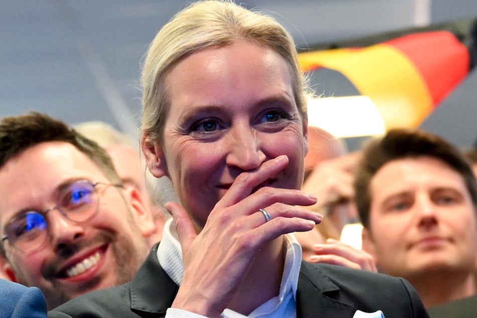 Alice Weidel (46, AfD) strahlt über das ganze Gesicht, nachdem die AfD das zweitbeste Stimmenergebnis der Parteien erhält.