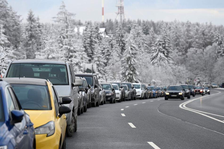 Fahrzeuge stehen auf Behelfsparkplätzen an der Bundesstraße 242 zwischen Braunlage und Torfhaus.