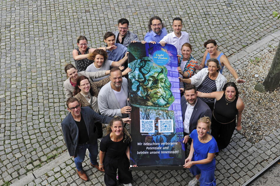 Das Light-our-Vision-Team präsentiert sein Festival-Banner.