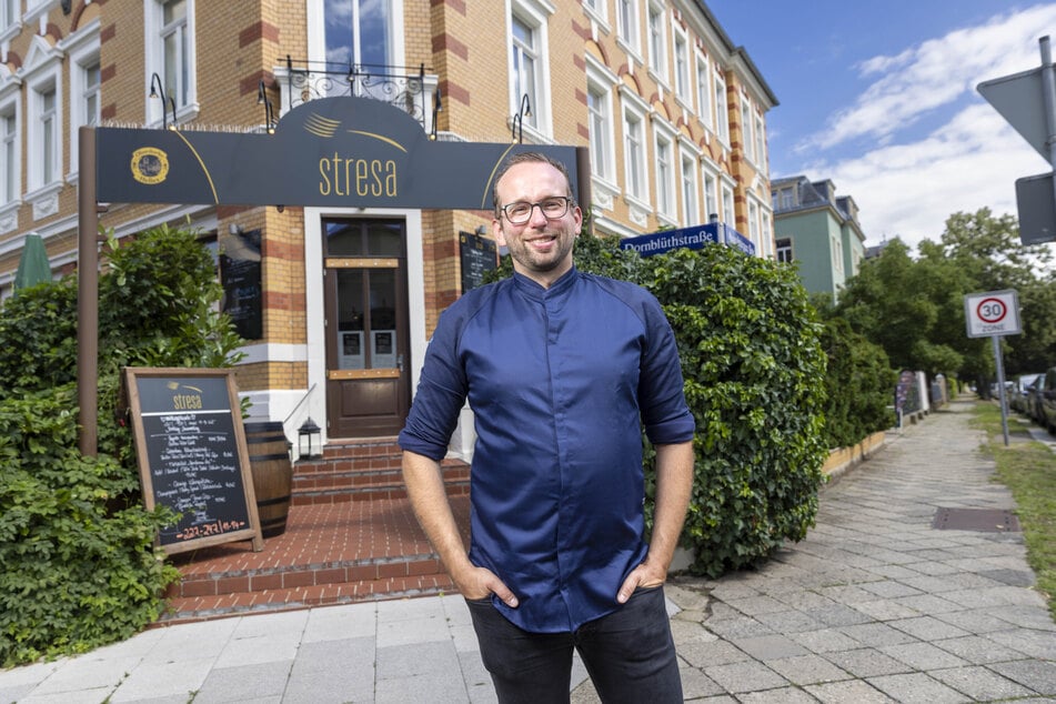 Chefkoch Tobias Heldt (37) vor seiner künftigen kulinarischen Wirkungsstätte, dem "Stresa" in Striesen.