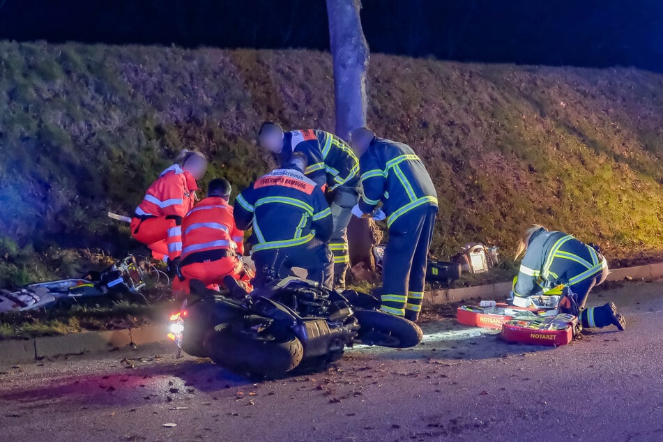 Der Motorradfahrer wurde mit einem Notarzt in ein Krankenhaus gebracht.