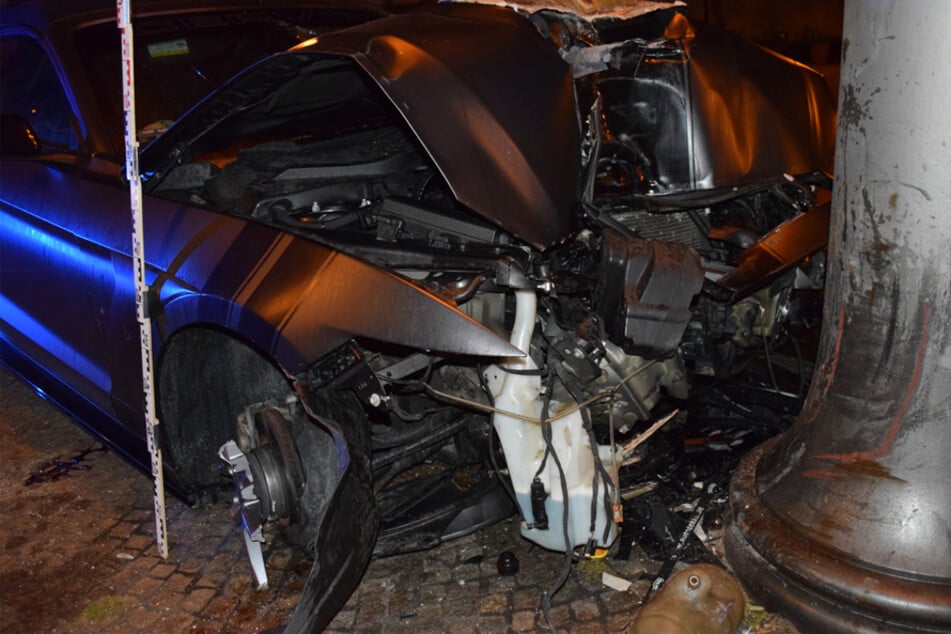 Unfall in München: Betrunkener kracht mit Auto gegen Laterne, Reifen schießt auf Restaurant zu