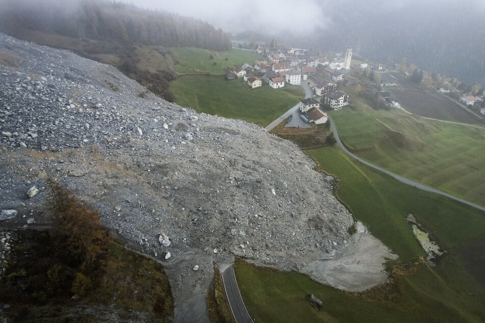 Bedrohlich bewegt sich der Geröll-Strom in Richtung des Dorfes.
