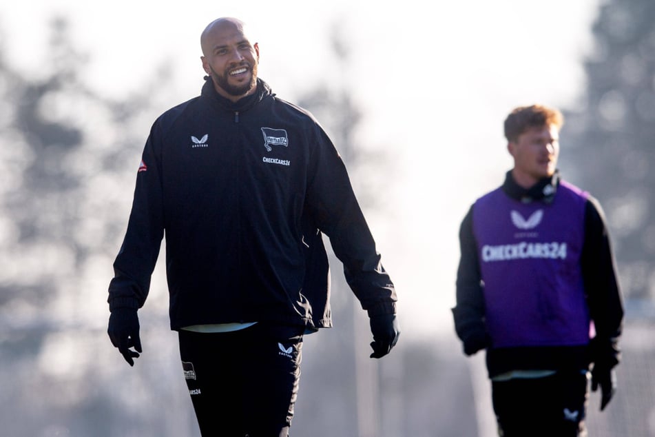John Anthony Brooks (33, l.) sitzt gegen Darmstadt nach langer Leidenszeit wieder auf der Bank.