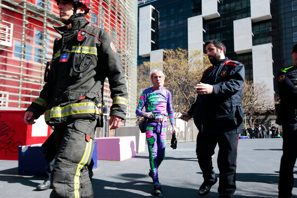 Als Alain Robert wieder unten ankam, wurde er sofort in Gewahrsam genommen.