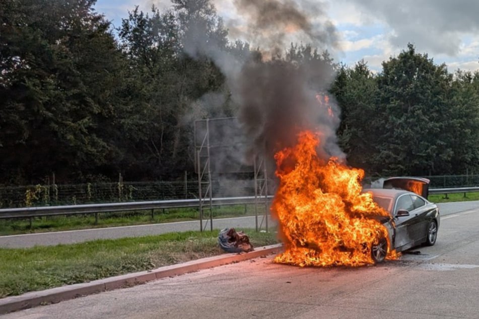 BMW geht an der Autobahn in Flammen auf: Ein Zufall bringt die Polizei zum Brand