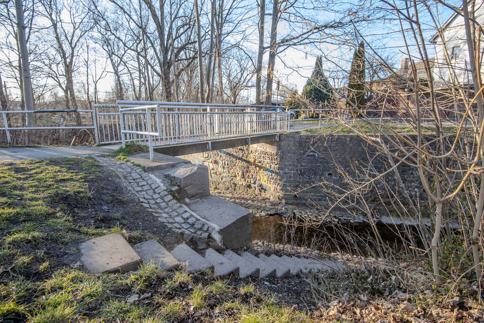 Ein Junge (11) wurde auf dieser Treppe am Gablenzbach brutal ausgeraubt.