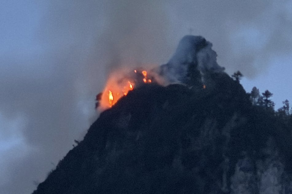 Schwieriger Einsatz am Gipfel: Feuer in den Chiemgauer Alpen