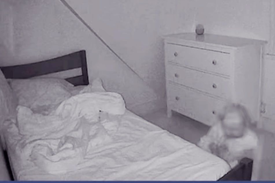 Eltern trennen Zwillinge zum ersten Mal: Was die Mutter dann auf der Kamera beobachtet, lässt kein Auge trocken