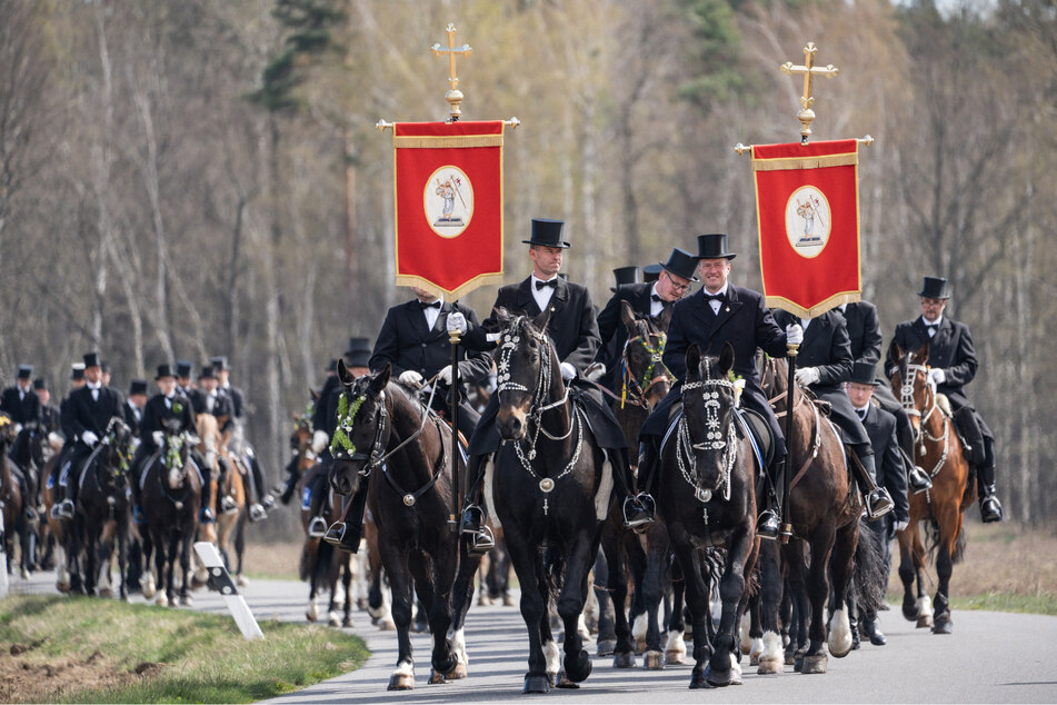 Bald reiten sie wieder durch die Lausitz: festlich gekleidete Osterreiter auf ihren geschmückten Pferden bei der Prozession an Ostersonntag in Wittichenau.