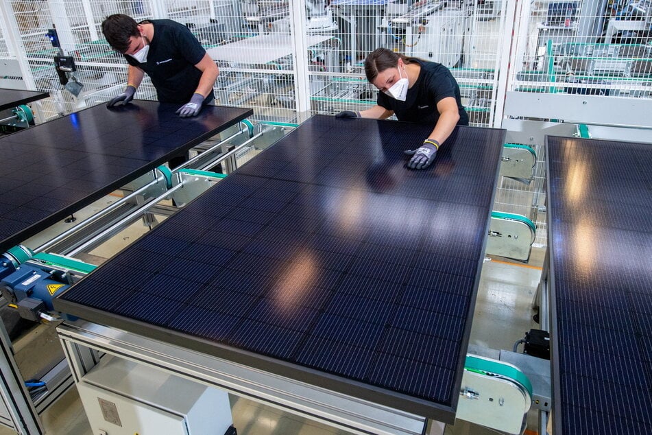 Im Werk in Freiberg wird ein Solarmodul geprüft. Die Produktion soll trotz der Insolvenzanträge vorerst weiterlaufen.