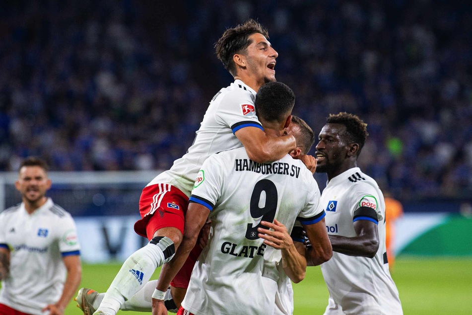 Ludovit Reis (21, links) jubelt mit Torschütze Robert Glatzel (27, Mitte) über seinen Treffer gegen den FC Schalke 04.