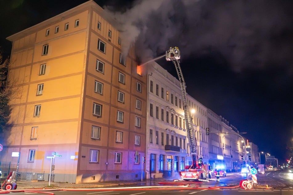 An der Eutritzscher Straße ist in der Nacht zu Montag eine Wohnung eines Mehrfamilienhauses in Brand geraten.