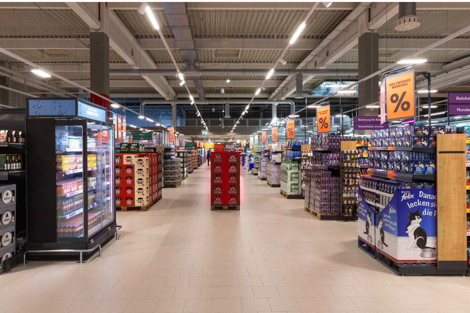 Ruhe vor dem (Kunden)Sturm: Seit dem 1. Mai wurde damit begonnen, die Ware einzuräumen und ansehnlich in die Regale einzuspiegeln.
