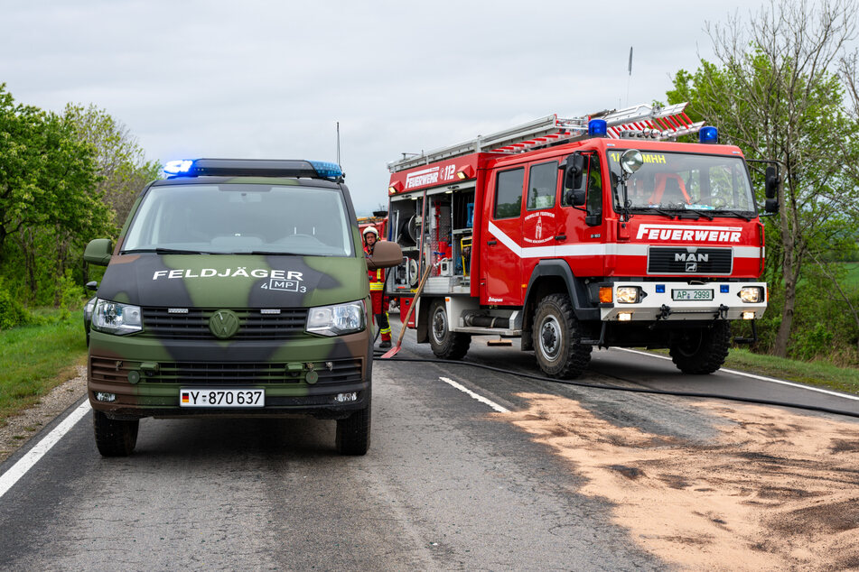 Neben der Feuerwehr waren auch Feldjäger der Bundeswehr vor Ort.