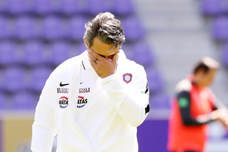 Aue-Trainer Dirk Schuster (53) hat sich am Mittwoch krank gemeldet und ist nicht mit ins Quarantäne-Trainingslager der Veilchen gefahren.