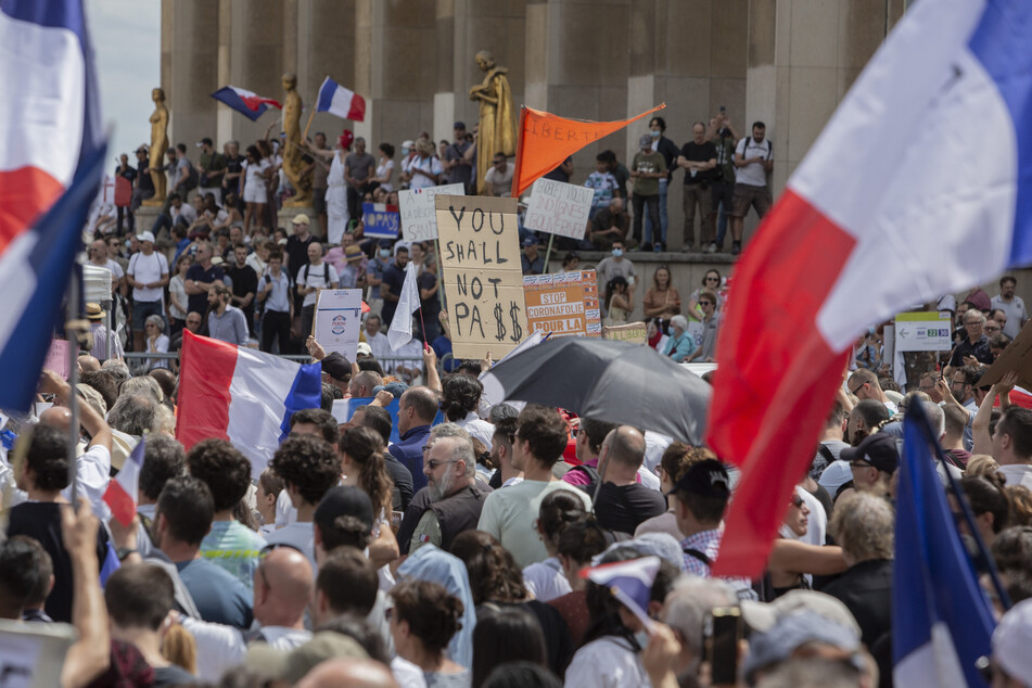 Demonstranten nehmen auf der "Droits de l'homme"-Esplanade am Trocadero-Platz an einem Protest gegen die Impfpflicht für bestimmte Arbeitszweige und den von der Regierung geforderten obligatorischen Impfass teil.