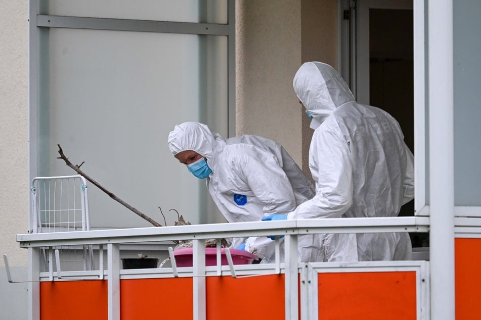 Kriminaltechniker auf dem Balkon der Wohnung.