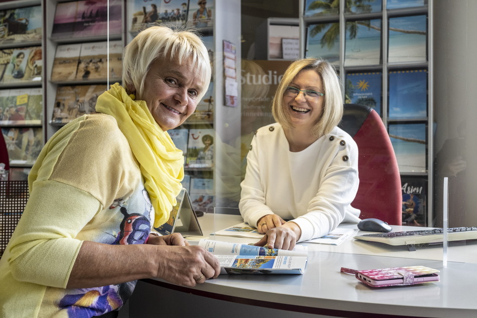 Reisebüro-Chefin Sylva Schubert (46, r.) empfiehlt Kundin Gabriele Metz (60) Urlaubsziele, mit denen sich Heizkosten daheim minimieren lassen.