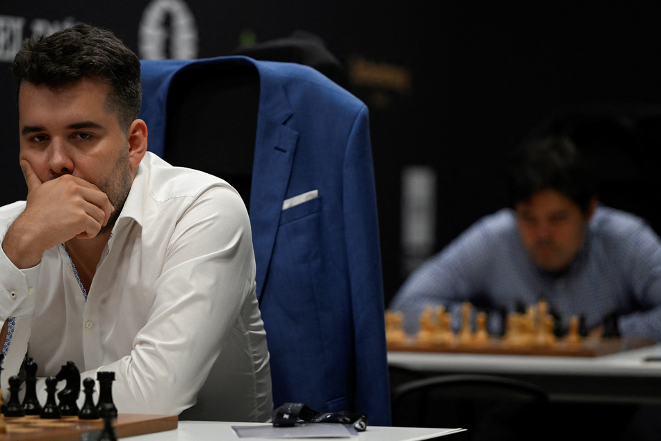 In 2021, Ian Nepomniachtchi (l) lost significantly to Magnus Carlsen.