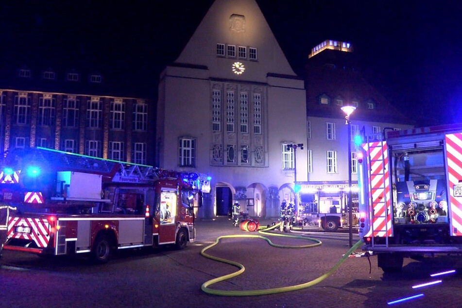 Feuerwehrleute sind im Einsatz. Nach einem Brandanschlag auf das Rathaus in Delmenhorst hat die Polizei einen 30-jährigen Mann festgenommen.