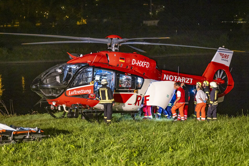 Rettungshubschrauber "Christoph 62" wartete am Elbufer auf den Abtransport der verunglückten Frau (38).