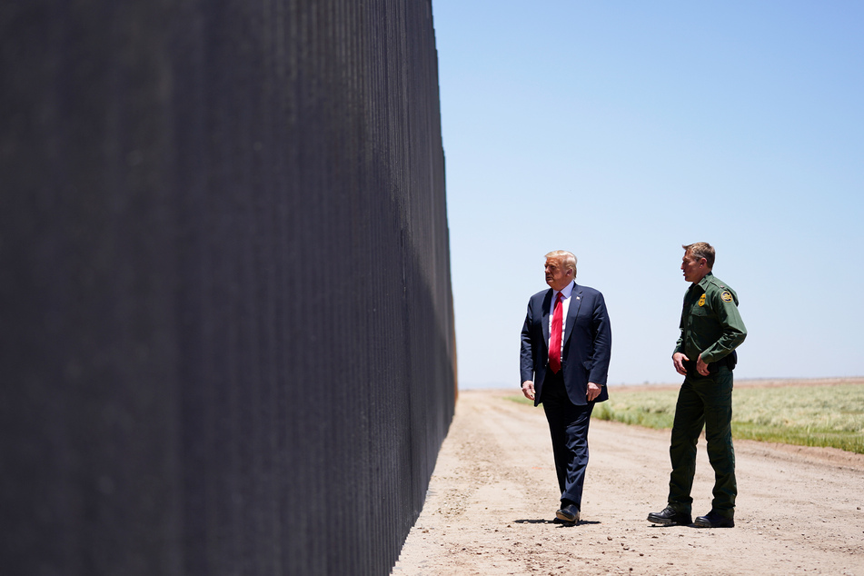 Donald Trump, Präsident der USA, spricht mit dem Chef der US-Grenzpatrouille an der Grenzmauer zwischen Mexiko und den USA.