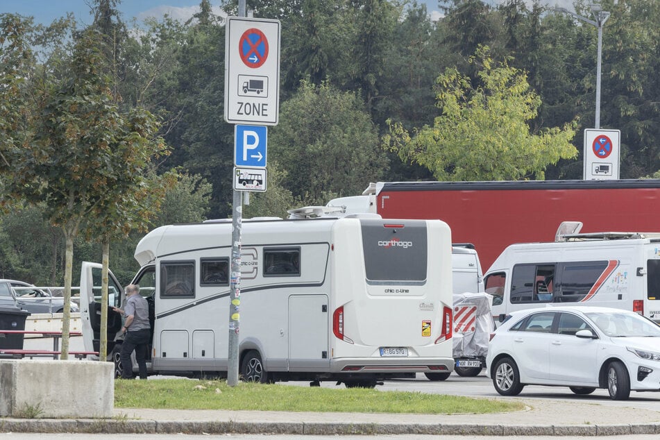 Eine Pinkelpause muss nicht immer nur erleichternd sein. Sie kann auch Probleme mit sich bringen. Vor allem dann, wenn man(n) seine Frau vergisst. (Symbolbild)