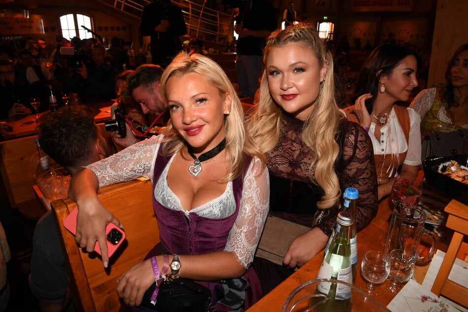 Evelyn auf dem Oktoberfest mit Bloggerin Sophia Thiel (30, r.): Ihre Freundinnen haben stets ein Auge auf ihre Dates. (Archivbild)