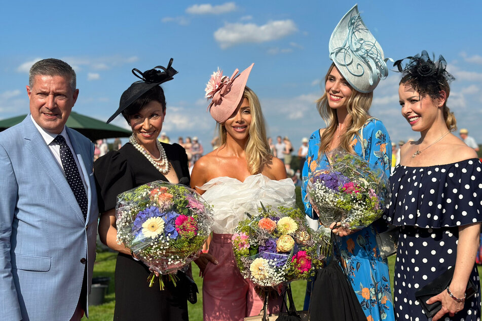 Joachim Llambi und Isabel Edvardsson mit den ersten drei Plätzen des "Lady Elegance"-Wettbewerbs. Den ersten Platz eroberte Nelly-Marlene von Wülfing (2. v. r.) mit ihrem eigens für das Event gekauften Hut der Designerin Astrid Ries aus Hannover.