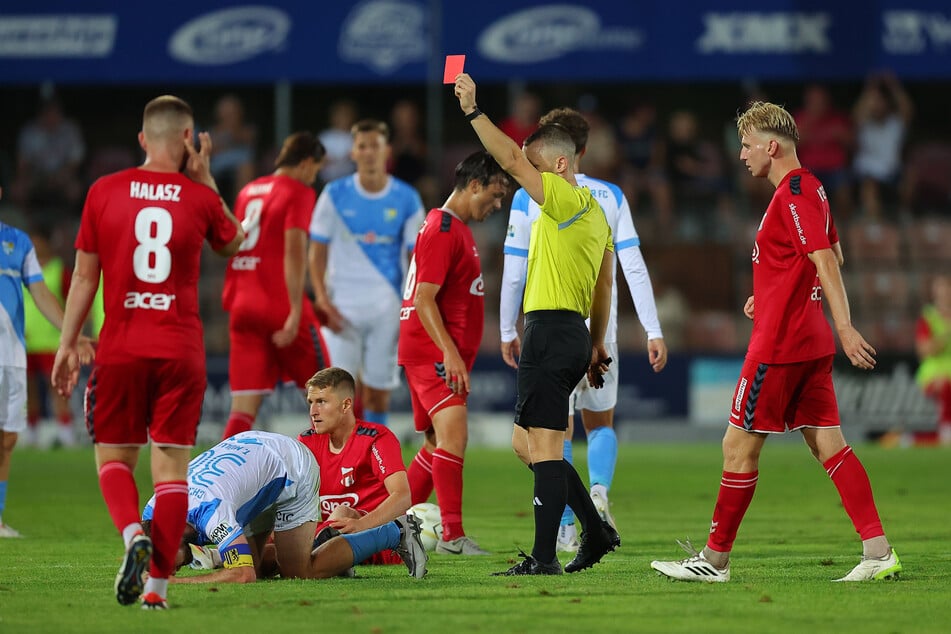 Nach 77 Minuten sah Tobias Müller (32, am Boden) auf der Glaserkuppe die Rote Karte. Kurz danach schoss der ZFC das Siegtor.