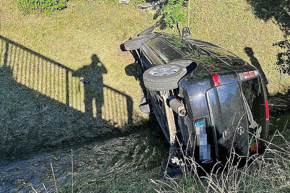 Familie stürzt mit Opel in ein Bachbett: Fünf Schwerverletzte