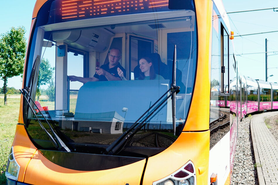 Studenten erhalten Fahrstunden, um eine Straßenbahn alleine führen zu können.