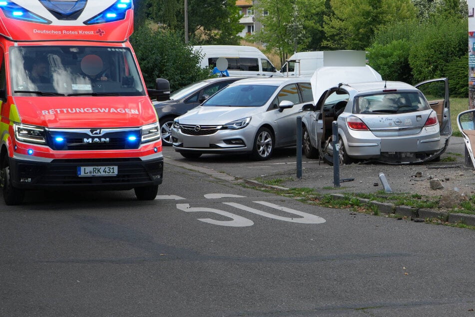 Opel kracht in Opel: 51-Jähriger bei Unfall in Leipzig schwer verletzt