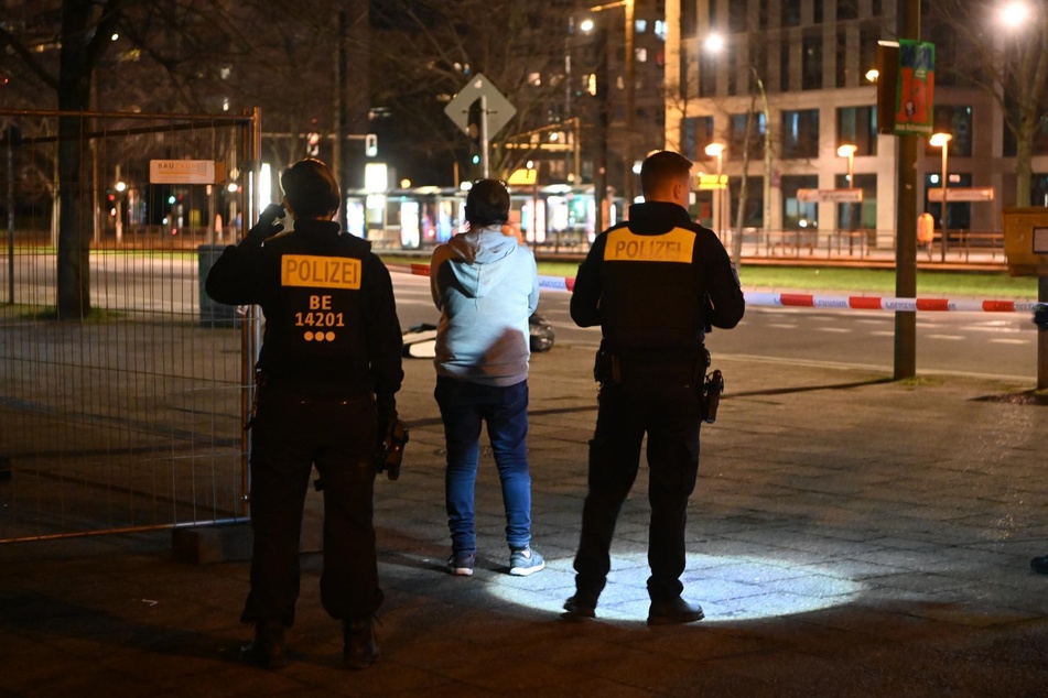 Bei einem Polizeieinsatz in Berlin-Mitte war eine ganze Hundertschaft vor Ort. Am Ende verhafteten die Beamten eine wohl obdachlose Frau.