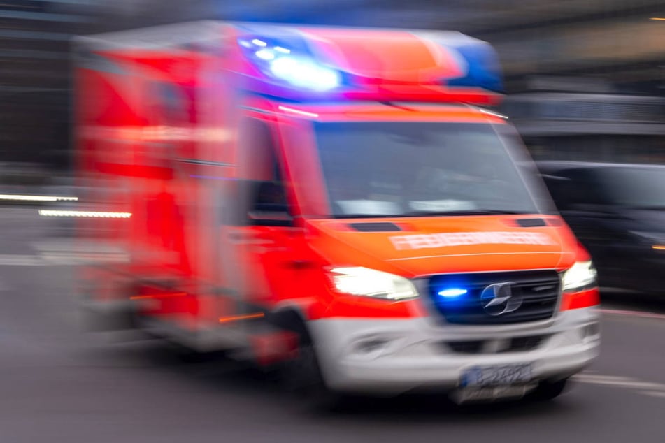 Der Lkw-Fahrer musste mit einer Kopfverletzung ins Krankenhaus gebracht werden. (Symbolfoto)