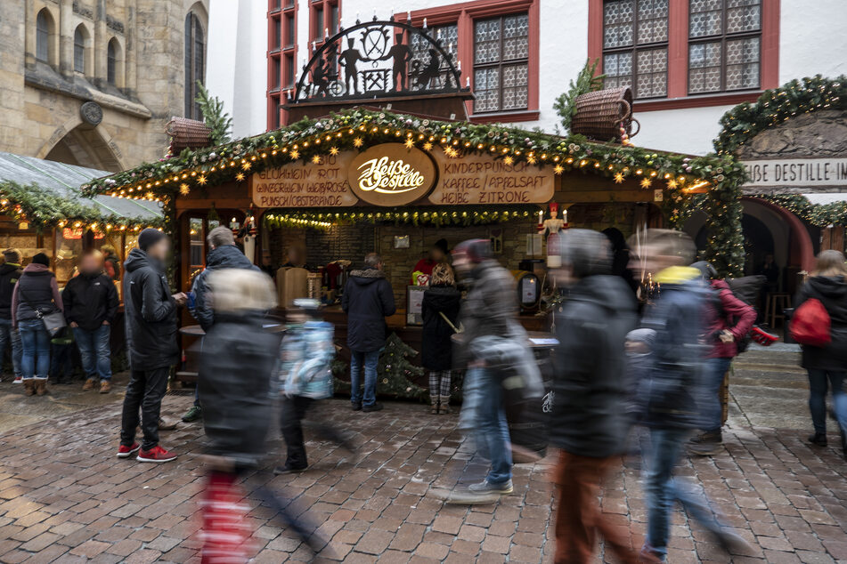 Die Glühwein-Verkäufer müssen auf dem Weihnachtsmarkt künftig doch nicht mehr bezahlen.