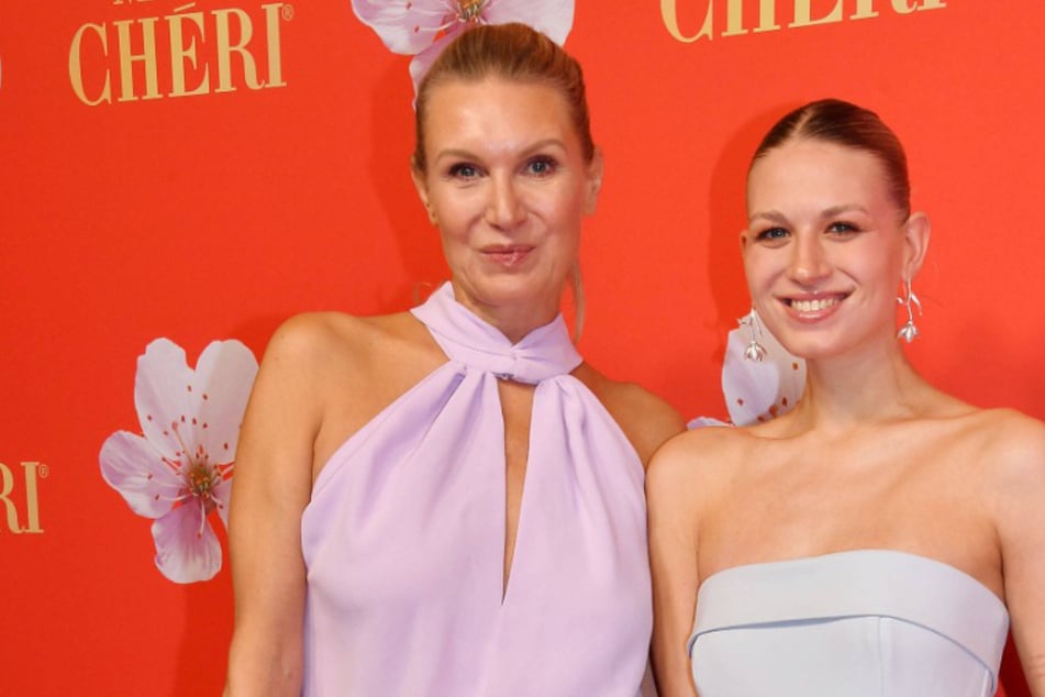 Magdalena Brzeska (47) und ihre Tochter Noemi Peschel (24) präsentierten sich gemeinsam auf dem roten Teppich beim Charity Event "Mon Chérie Barbara Tag".