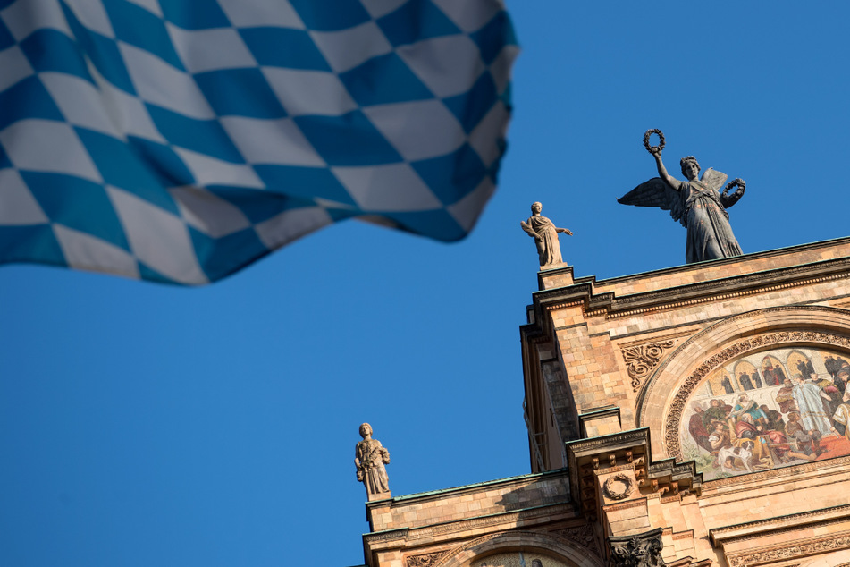Eine Bayernflagge weht vor dem bayerischen Landtag. "Querdenker wollen ihn mit einem Volksbegehren abberufen. (Archiv)