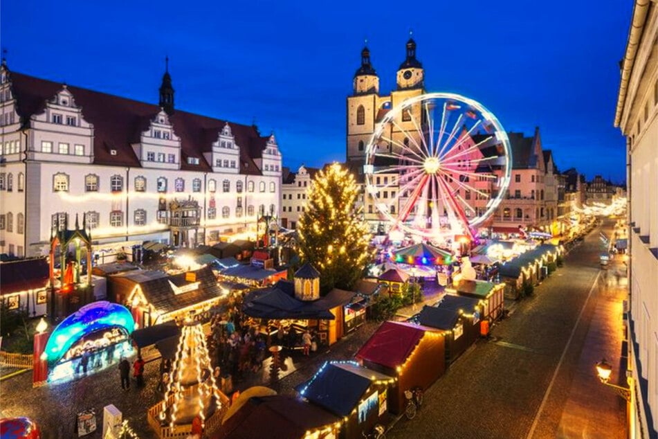 Der Wittenberger Weihnachtsmarkt erhellt noch bis zum 29. Dezember den Marktplatz.