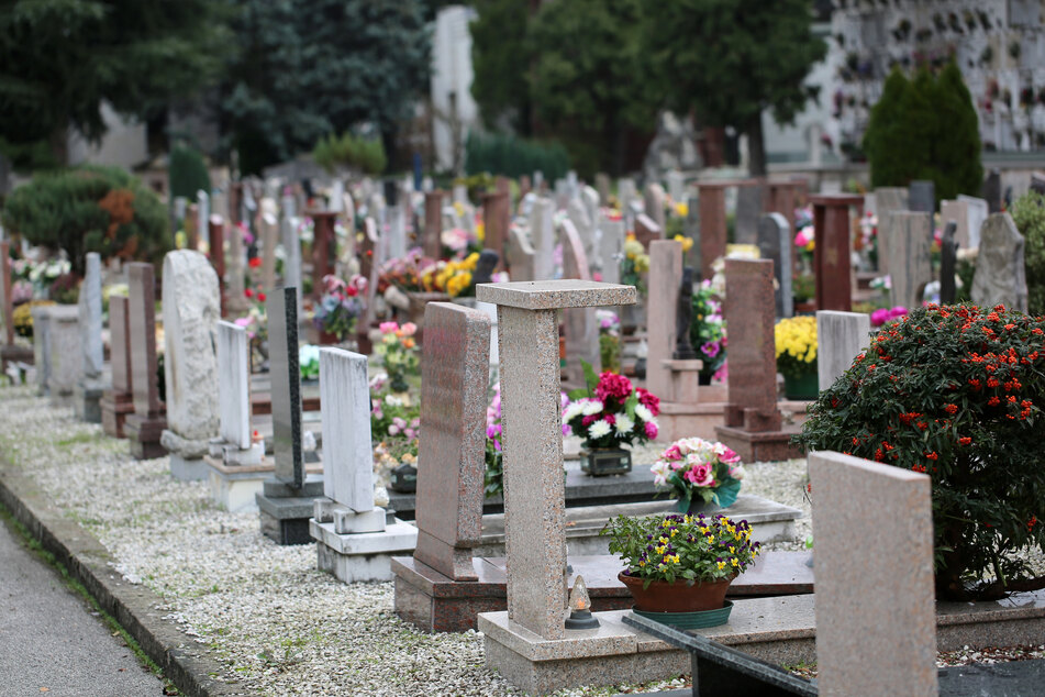 Am Samstag kam es zum Polizeieinsatz auf einem Friedhof in Halle. (Symbolbild)