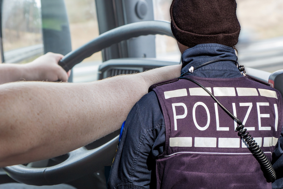 Polizei zieht Lkw-Fahrer auf A7 aus dem Verkehr: Blick auf den Alkoholtest ist erschreckend
