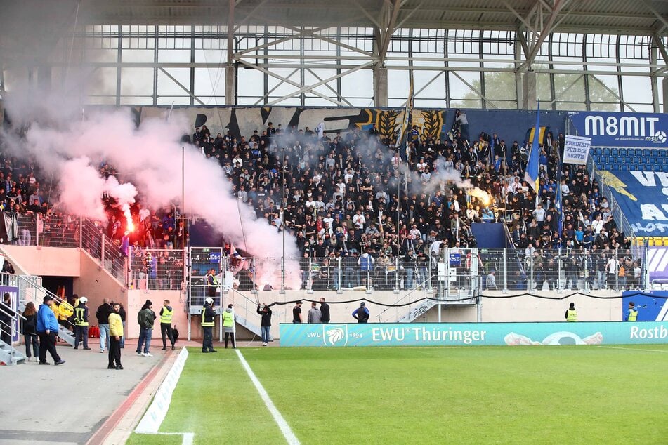 Absolutes Chaos: Jena Fans fackelten beim Match gegen den CFC Pyrotechnik ab, das Spiel startete mit Verspätung.