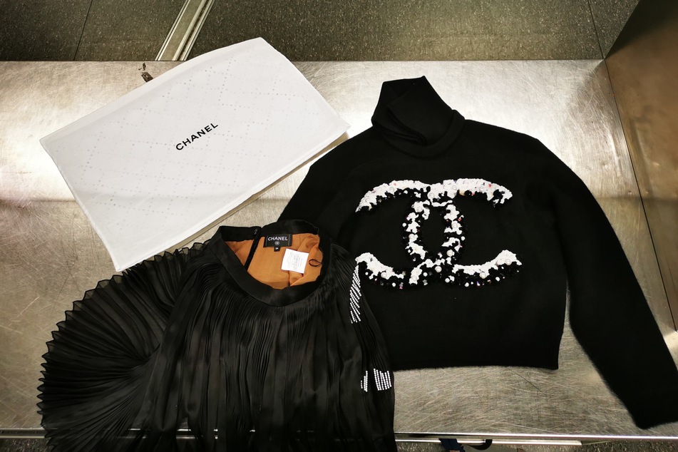 Unter den Luxusartikeln fanden sich auch Kleidungsstücke der Edelmarke Chanel.