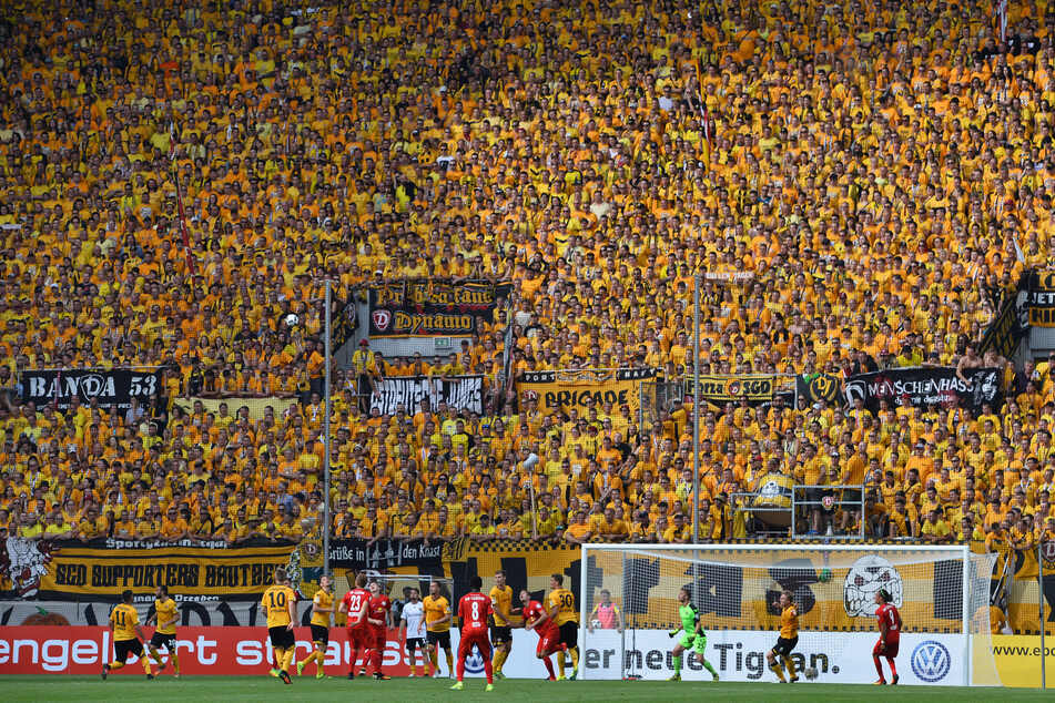 Nur 1381 Stehplätz dürfte Dynamo nach heutigem Stand ab September zulassen. Da würde der hier noch prall gefüllte K-Block reichlich verwaist aussehen.