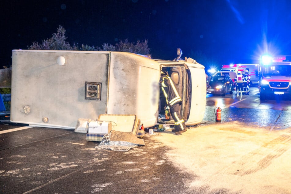 Unfall A4: Schwerer Unfall auf A4 in Sachsen: Wohnmobil kippt um, Autobahn dicht!